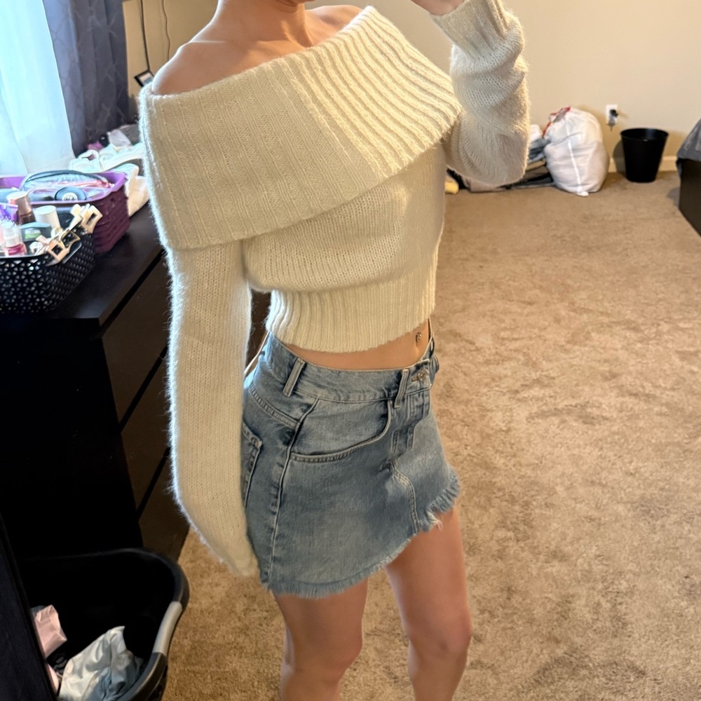 Off-Shoulder white knit Sweater